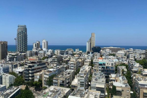 למכירה משרד במגדל משרדים במרכז העיר, קרוב לים